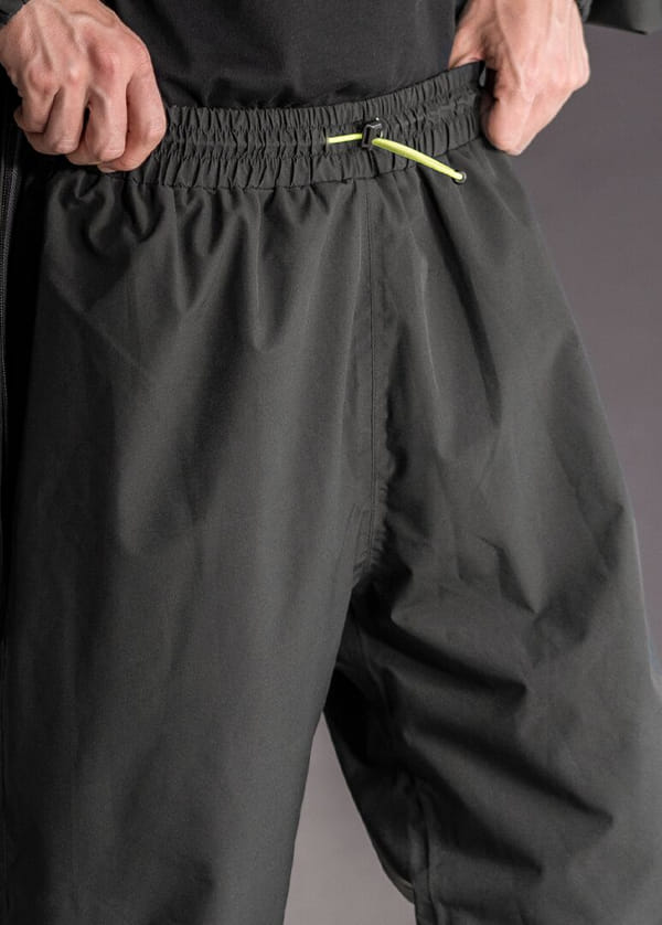 Cintura elástica para mejor adaptación en el pantalón LS2 X-Rain